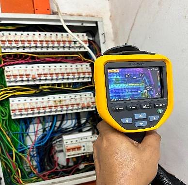 Thermal inspection of circuit breakers